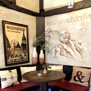 Innenansichten Gasthaus Clappertons Speisekammer Sitzecke im Lokal, mit Kissen, Wandmalerei, historisches Bild der Kirmes