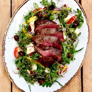 Gerichte Clappertons Speisekammer, Food Von oben, Angerichtet Rindfleisch in Scheiben mit Salat